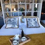 Curry, Nature & Wine Retreat For Two Prázdninový dům Pariza